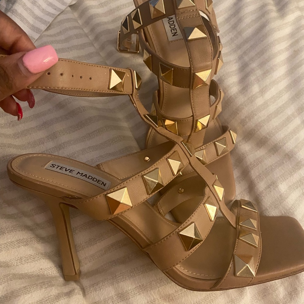 STEVE MADDEN NUDE & GOLD STUDDED SANDALS 10